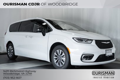 New 2025 Chrysler Pacifica Select