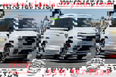 New 2025 Chrysler Pacifica Select