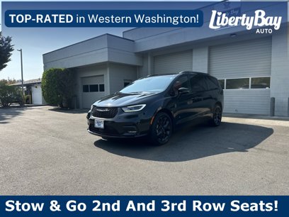 Used 2021 Chrysler Pacifica Limited w/ Uconnect Theater Family Group