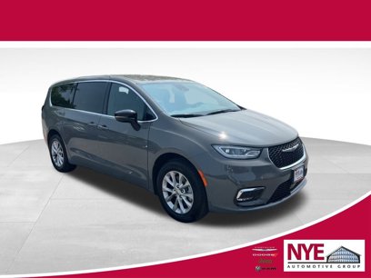 Used 2025 Chrysler Pacifica Select