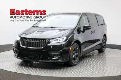 Used 2022 Chrysler Pacifica Touring-L w/ Uconnect Theater Family Group