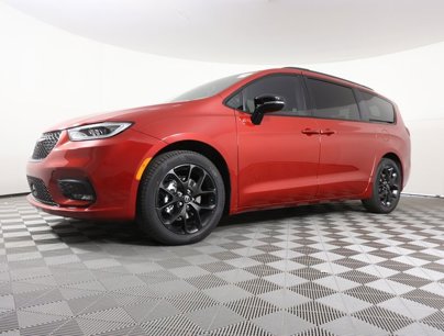 New 2025 Chrysler Pacifica Limited w/ Uconnect Theater Family Group