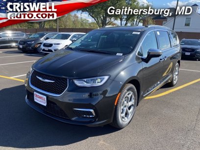 New 2023 Chrysler Pacifica Limited w/ Uconnect Theater Family Group
