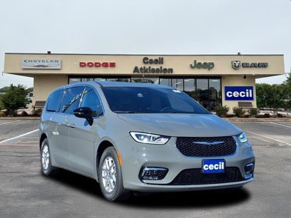 New 2025 Chrysler Pacifica Select