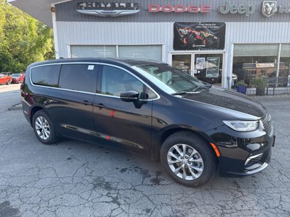 New 2025 Chrysler Pacifica Select w/ Uconnect Theater Family Group