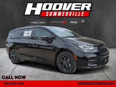 New 2025 Chrysler Pacifica Select