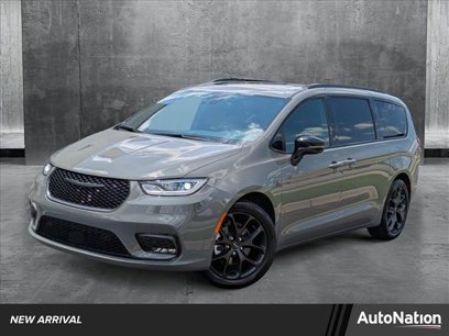 Used 2024 Chrysler Pacifica Limited w/ Uconnect Theater Family Group