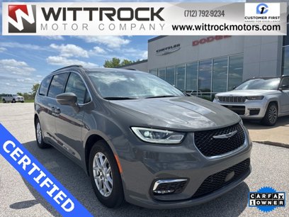 Used 2022 Chrysler Pacifica Touring-L w/ Uconnect Theater Family Group