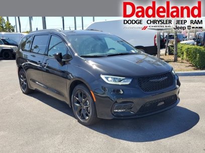 New 2024 Chrysler Pacifica Limited w/ S Appearance Package