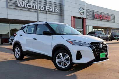 New 2025 Nissan Kicks Play S