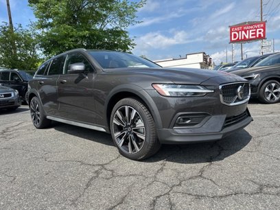 New 2025 Volvo V60 B5 Cross Country Ultra w/ Protection Package Premier