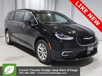 Used 2025 Chrysler Pacifica Select