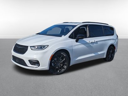 New 2024 Chrysler Pacifica Limited w/ Uconnect Theater Family Group