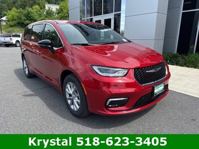 New 2025 Chrysler Pacifica Select
