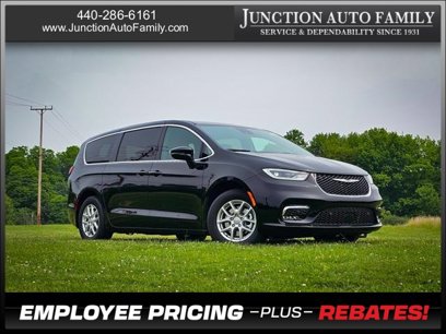 New 2025 Chrysler Pacifica Select