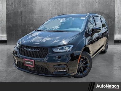 New 2025 Chrysler Pacifica Select