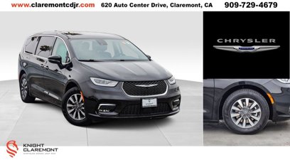 Used 2024 Chrysler Pacifica Select