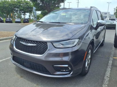 Used 2023 Chrysler Pacifica Limited w/ Uconnect Theater Family Group