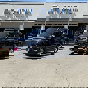 Used 2023 Chevrolet Traverse LT w/ Rear Camera Mirror Package