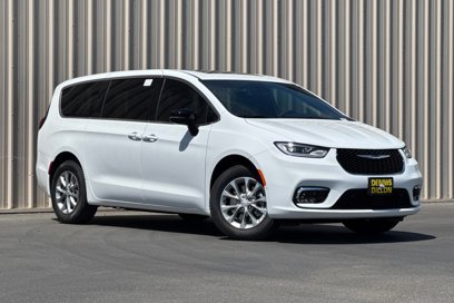 New 2025 Chrysler Pacifica Select