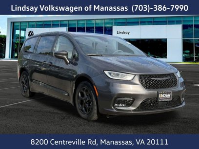 Used 2022 Chrysler Pacifica Limited w/ Uconnect Theater Family Group