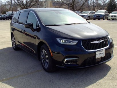 New 2025 Chrysler Pacifica Select