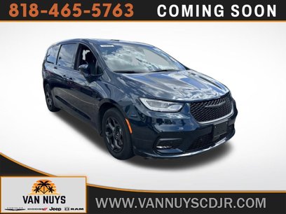 Used 2022 Chrysler Pacifica Limited w/ Uconnect Theater Family Group