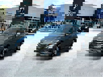 New 2025 Hyundai Elantra SE