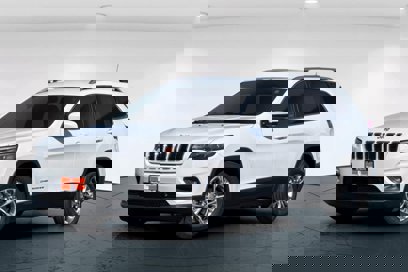 Used 2019 Jeep Cherokee Latitude Plus w/ Comfort/Convenience Group
