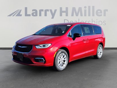 New 2025 Chrysler Pacifica Select