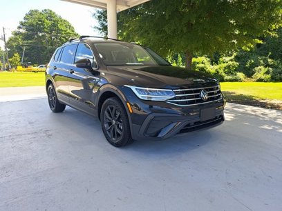 Used 2024 Volkswagen Tiguan SE w/ Panoramic Sunroof Package