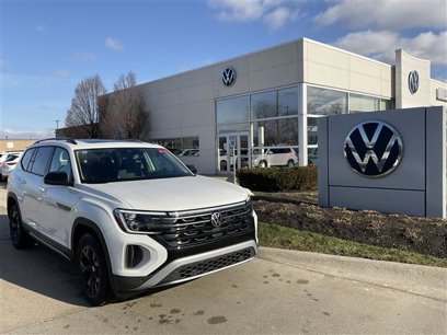 New 2025 Volkswagen Atlas Peak Edition SE