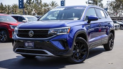 Certified 2022 Volkswagen Taos SE w/ Panoramic Sunroof Package