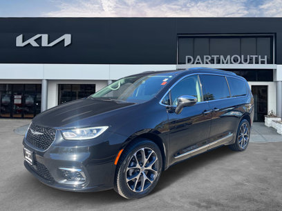 Used 2021 Chrysler Pacifica Limited w/ Uconnect Theater Family Group