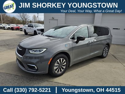 New 2025 Chrysler Pacifica Select