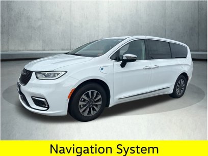 Used 2023 Chrysler Pacifica Limited w/ Uconnect Theater Family Group