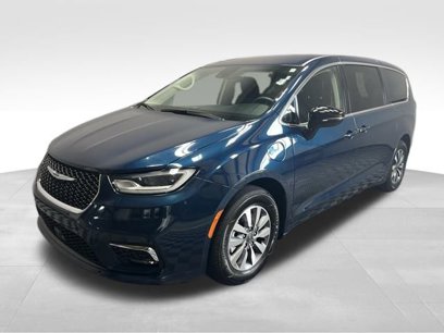 Used 2024 Chrysler Pacifica Select