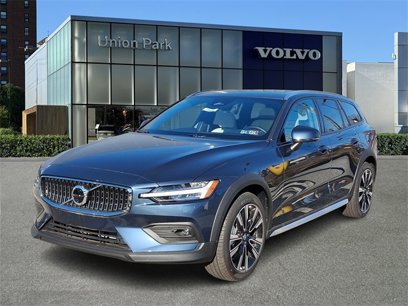 New 2025 Volvo V60 B5 Cross Country Ultra w/ Protection Package Premier