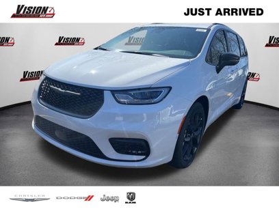 New 2024 Chrysler Pacifica Touring-L w/ Uconnect Theater Family Group