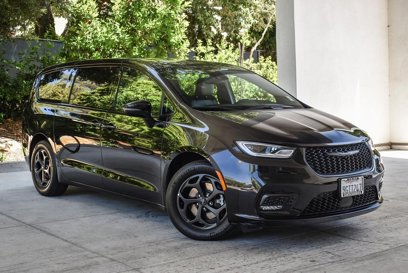 Used 2023 Chrysler Pacifica Touring-L w/ Uconnect Theater Family Group