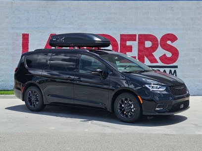 New 2025 Chrysler Pacifica Select