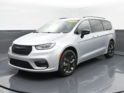 Used 2023 Chrysler Pacifica Limited w/ S Appearance Package