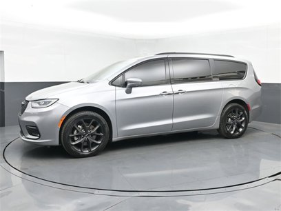 Used 2021 Chrysler Pacifica Limited w/ Uconnect Theater Family Group