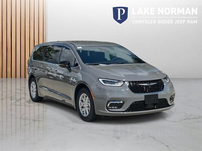 New 2025 Chrysler Pacifica Select