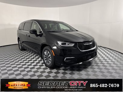 New 2025 Chrysler Pacifica Select