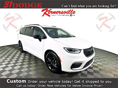 New 2025 Chrysler Pacifica Limited w/ Uconnect Theater Family Group