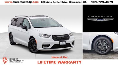 New 2025 Chrysler Pacifica Select