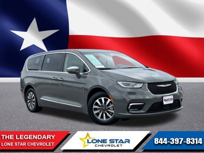 Used 2022 Chrysler Pacifica Limited w/ Uconnect Theater Family Group
