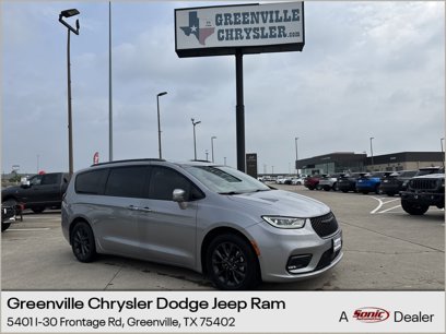 Certified 2021 Chrysler Pacifica Touring-L w/ Uconnect Theater Family Group
