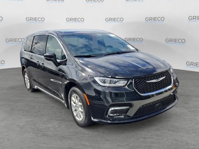 Used 2025 Chrysler Pacifica Select
